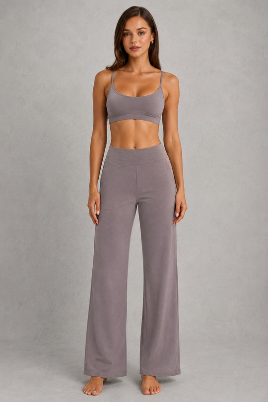 Women's high-waist straight-leg stretch trousers in smooth fabric with elastic waistband and side pockets, offering a flattering tailored fit and all-day comfort.