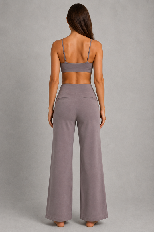 Women's high-waist straight-leg stretch trousers in smooth fabric with elastic waistband and side pockets, offering a flattering tailored fit and all-day comfort.