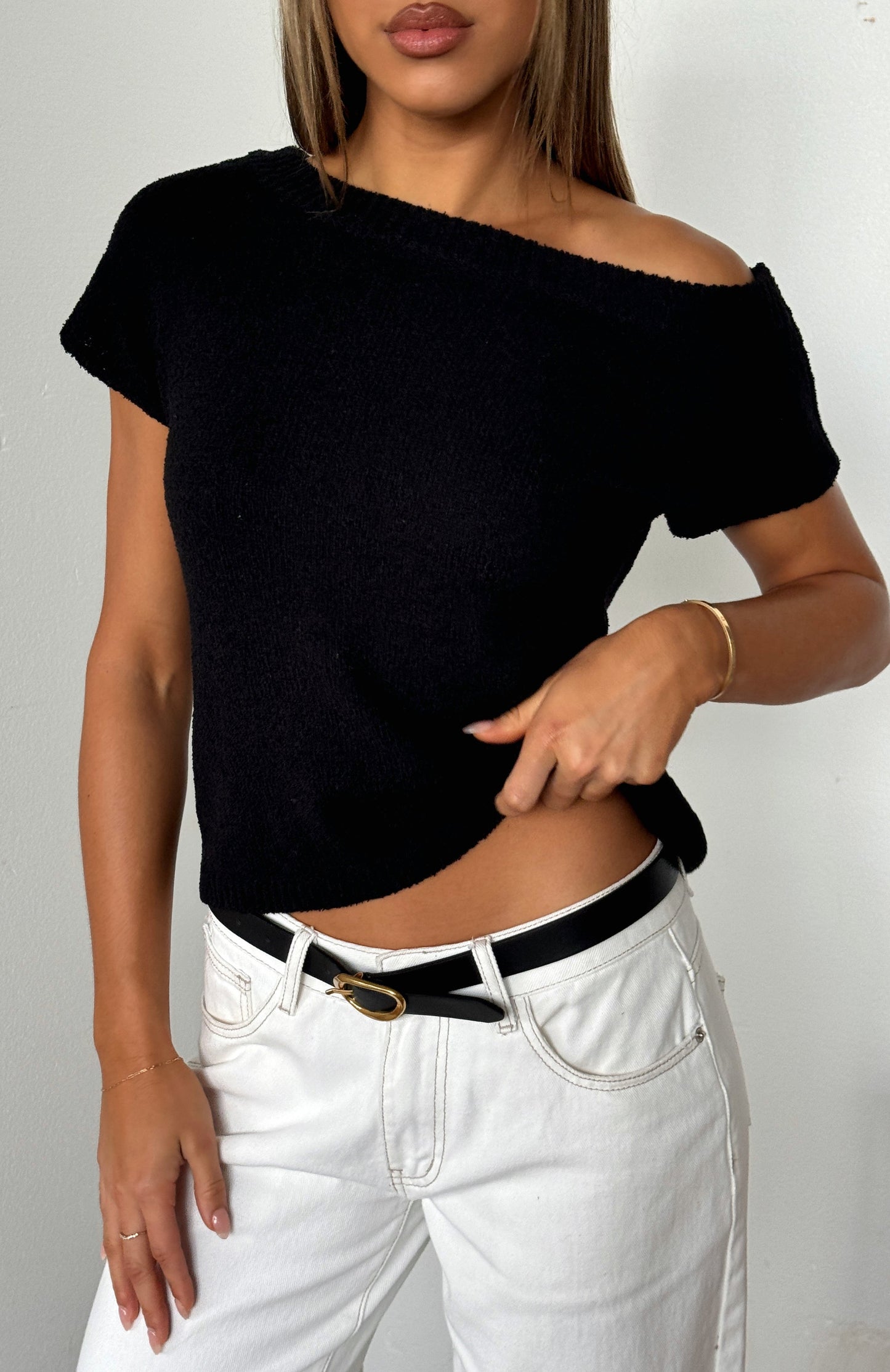 Women’s white one-shoulder knit top featuring short sleeves, high-stretch knit fabric, and a fitted silhouette for casual everyday wear.