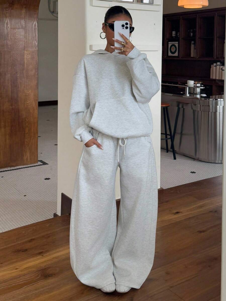 Women’s wine red two-piece lounge set featuring a thermal-lined hoodie and relaxed-fit sweatpants for cozy autumn and winter wear.